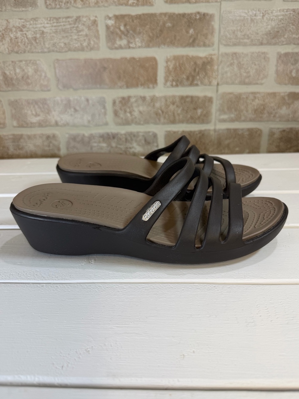 Crocs Huarache Mini Wedge Slide Sandals Brown Women’s Sz 8 Comfort Casual Summer